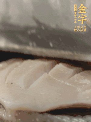 鮑魚用勺子撬出來，去掉內(nèi)臟和牙齒，加面粉、白醋、鹽、啤酒抓一下，清水洗凈，切花刀。