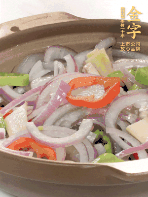 砂鍋底鋪上香菜，放上料頭，再放上焯過水的鮑魚殼。