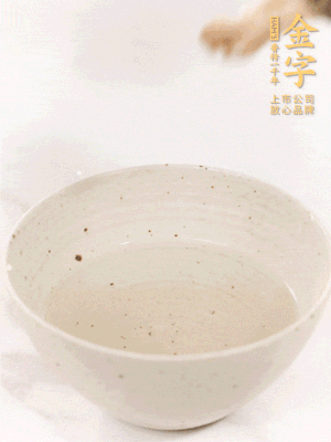 羊肚菌流水洗凈2遍后，溫水泡發(fā)15-20分鐘。