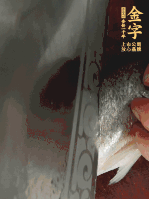 黃魚沿背脊兩邊各劃斜刀，放到蔥姜鹽水中浸泡10分鐘。