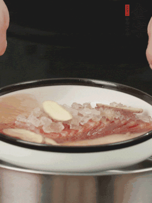 置于盤中，加冰糖100g、黃酒100g、水200g，上鍋蒸20分鐘。