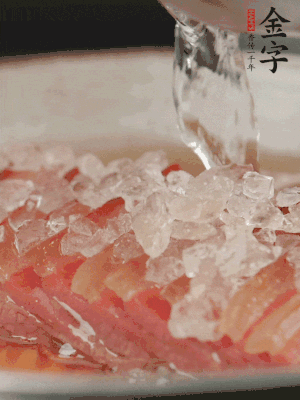 依舊放上冰糖100g、黃酒100g、水200g，鍋中再蒸15分鐘。