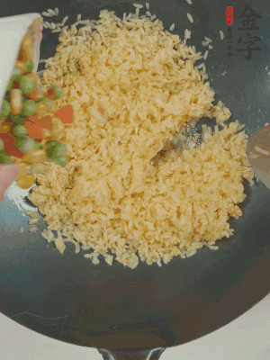 下豌豆粒、胡蘿卜粒、玉米粒。（買現(xiàn)成冷凍的雜菜即可，非常方便）
