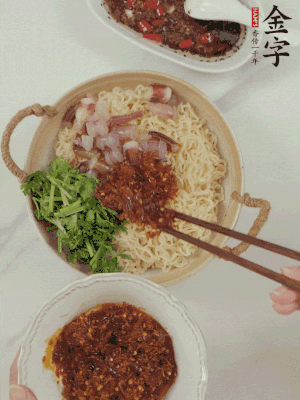 在面上鋪魷魚、香菜、金字火腿大師醬。