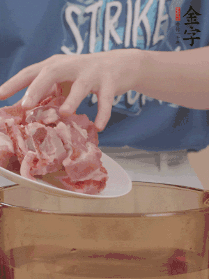 排骨剁小塊，加姜片、料酒沸水下鍋焯水。