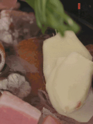 加姜片、蔥結、料酒。
