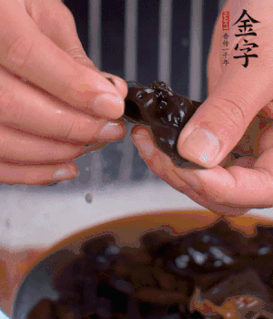 木耳冷水泡發(fā)，處理成小塊。（如果是小木耳就不用切了）