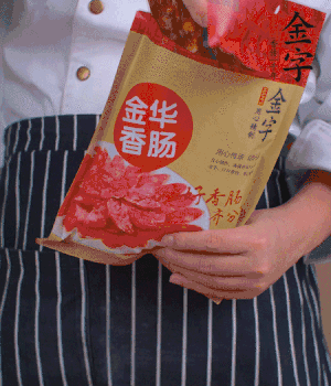 香腸切成斜片，小米辣切成斜片。