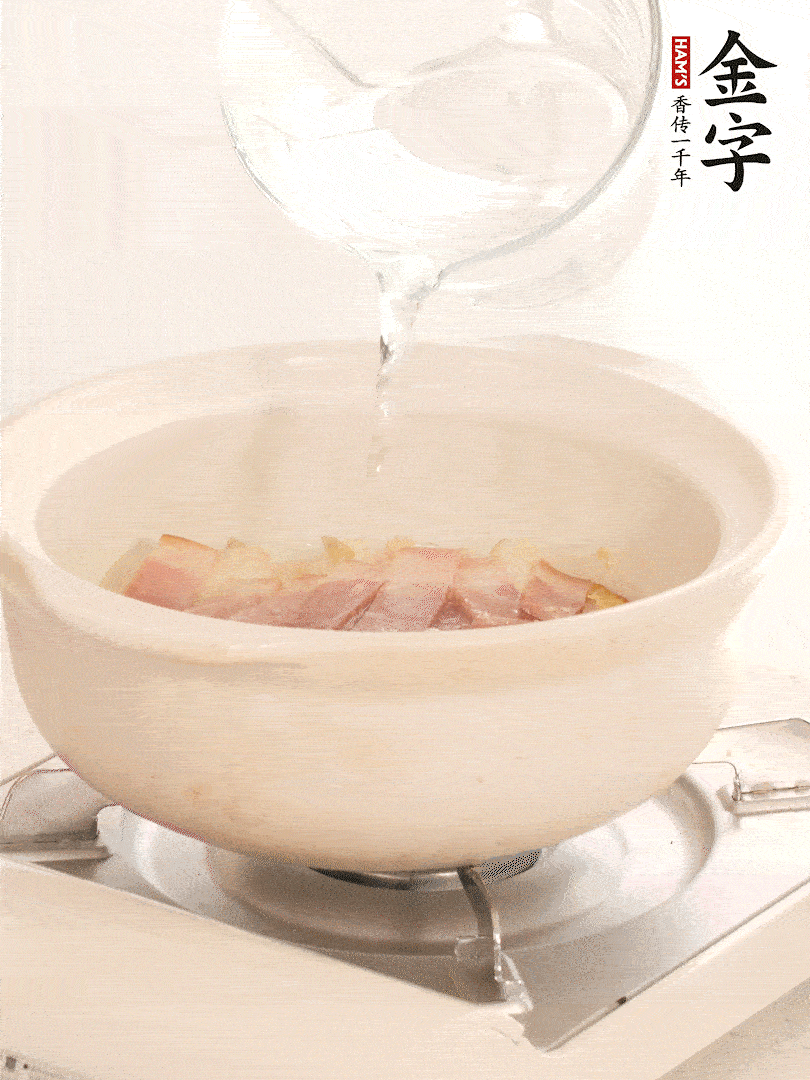 放入火腿片，加開(kāi)水，再加入豆腐