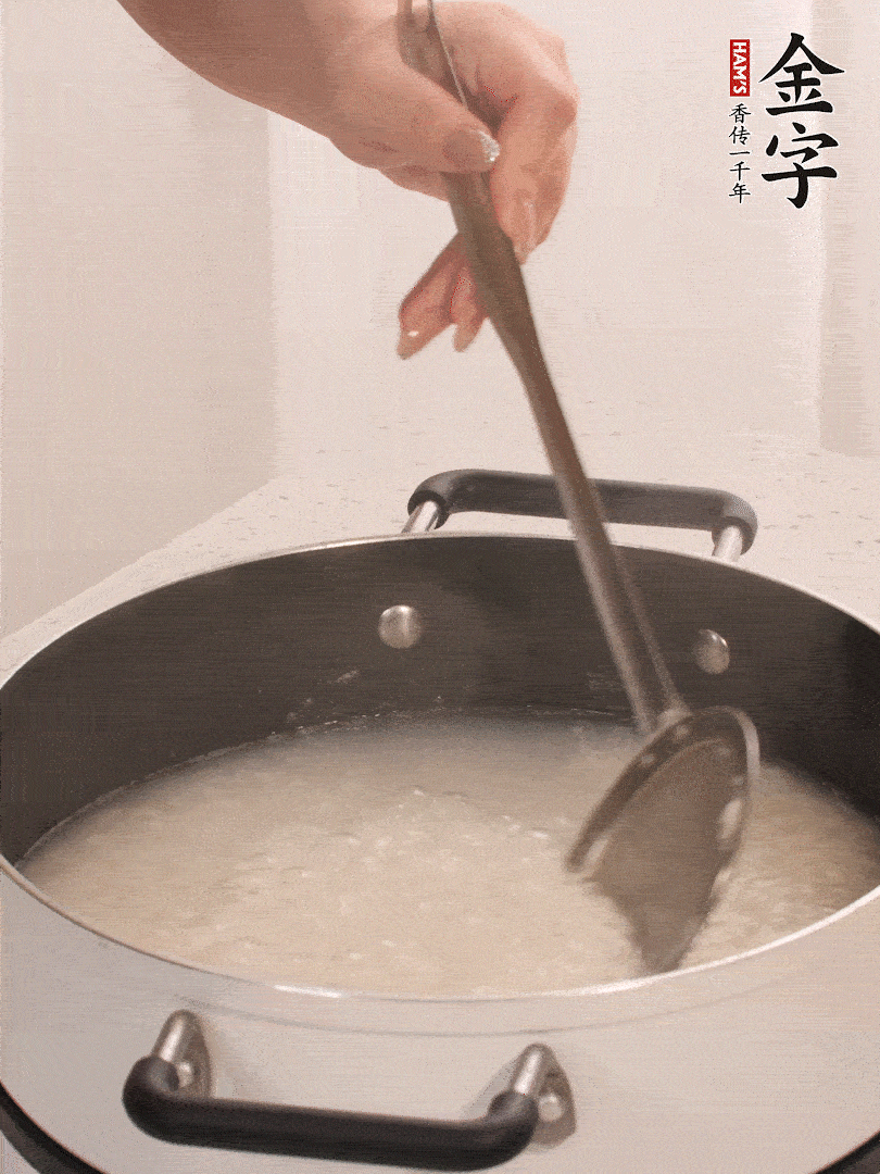 香菇、土豆、胡蘿卜、金字土香腸切小塊。