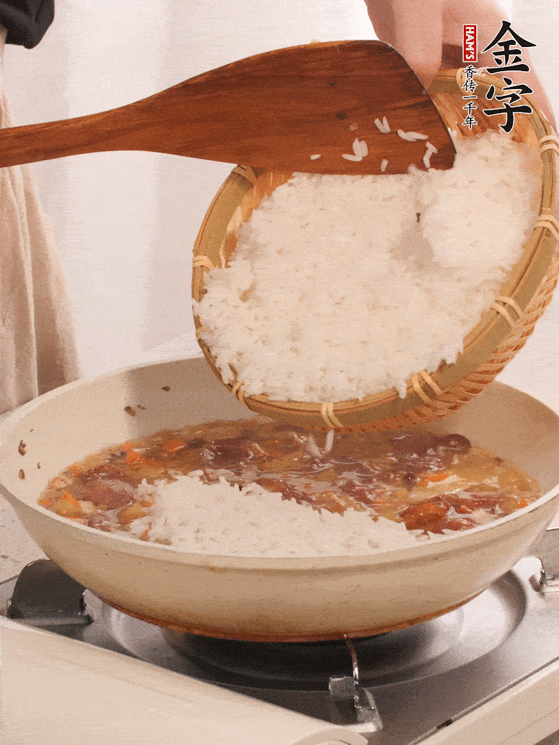 熱鍋燒油，香腸煸出油，加姜片去腥，加土豆、胡蘿卜、香菇翻炒到半熟，隨后加豆角、2小勺鹽、1大勺生抽，煸炒均勻。