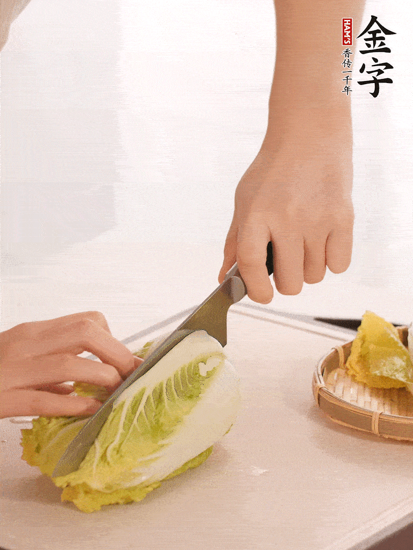 生姜切末，白菜改刀成成塊。