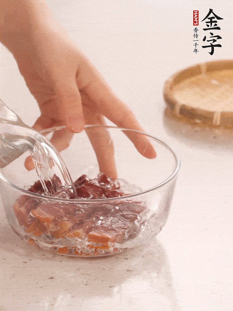 金字火腿切片，溫水泡5分鐘。