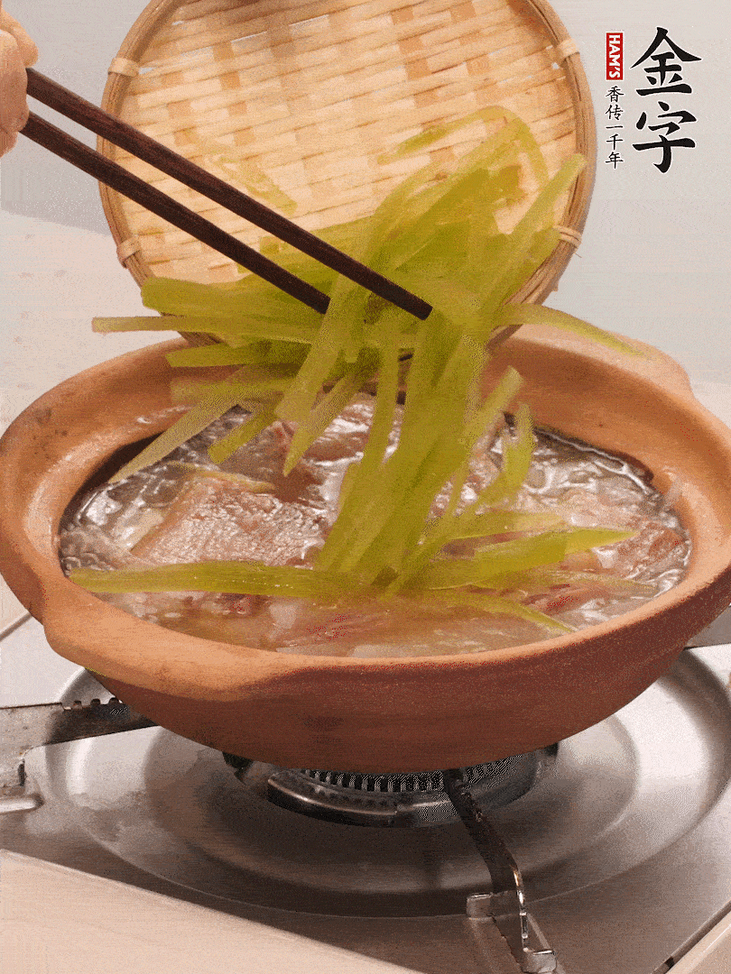 倒入熱水煮開后，轉(zhuǎn)小火燉煮10分鐘，呈奶白色湯底。