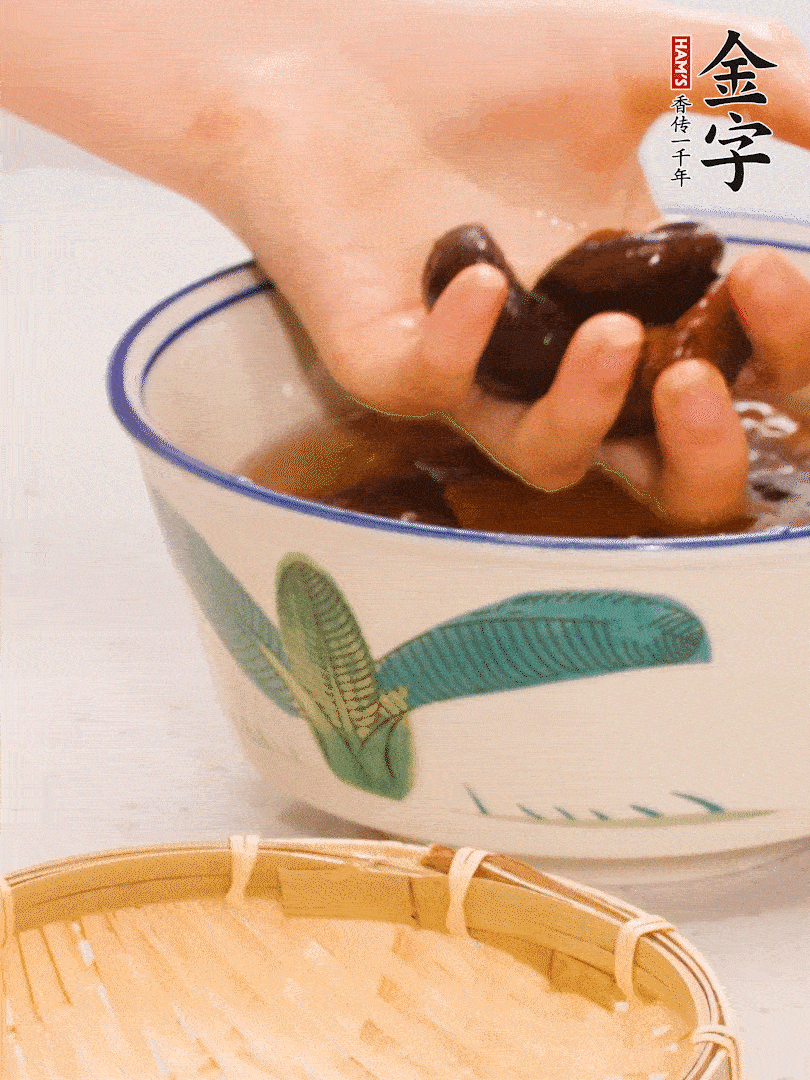 干香菇提前泡發(fā)切片，泡香菇水留著備用。