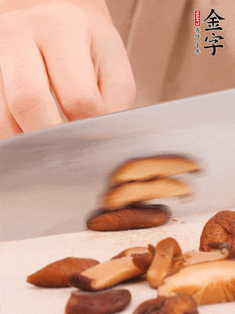 干香菇泡發(fā)，切成小塊。