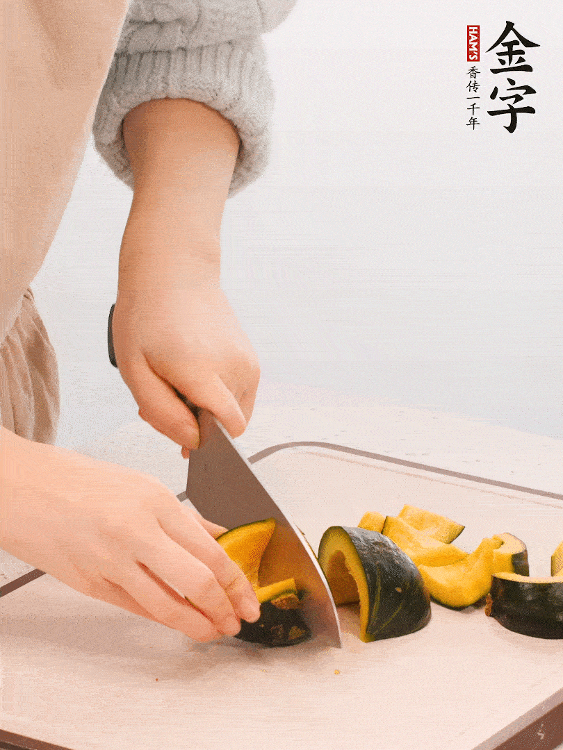 貝貝南瓜切小塊，生姜切成姜絲。