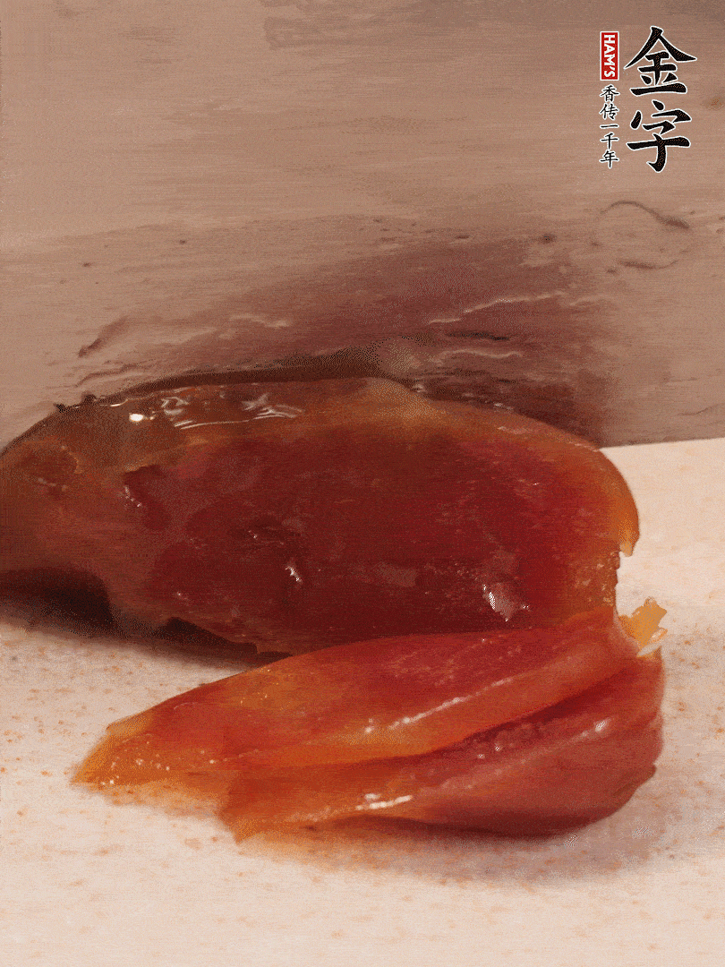 臘腸煮熟后，切薄片