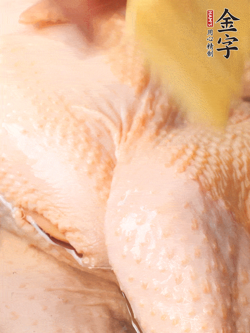 老母雞去頭去尾，斬去雞爪。冷水入鍋，加料酒、蔥姜焯水，煮出浮沫后撈出，用清水洗凈