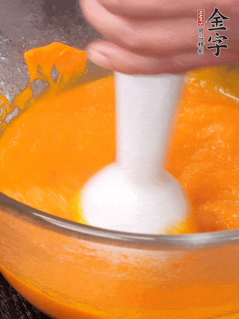 300g南瓜，去皮去瓤切滾刀塊，大火蒸8分鐘，料理機(jī)打成泥，篩網(wǎng)過篩成泥