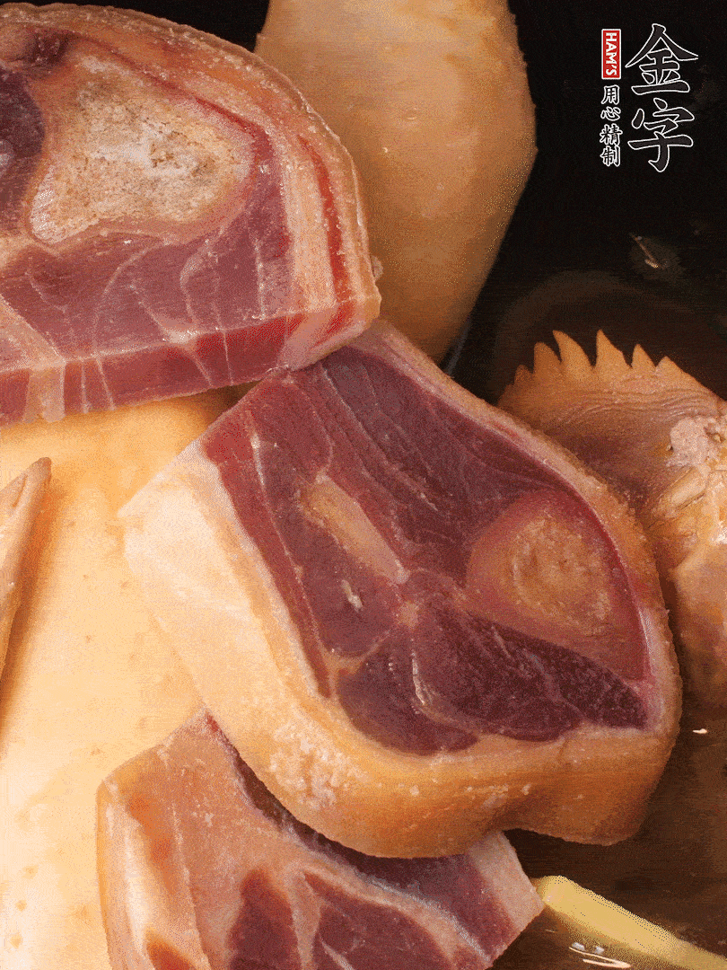 火踵、老母雞加蔥、姜、料酒、清水，大火燒開后轉(zhuǎn)小火，燉1小時(shí)