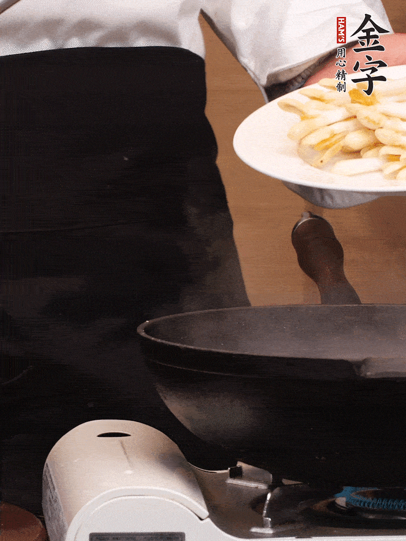 鍋中少許油，下花生芽