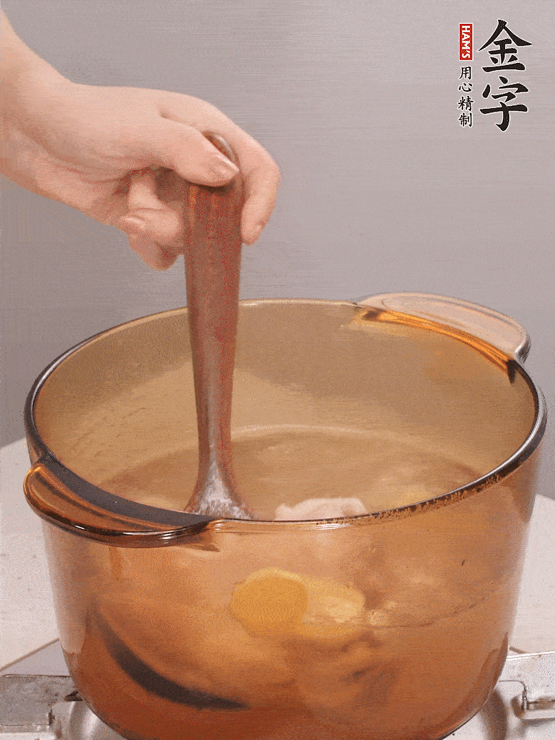 鴨肉、白果、火腿、生姜一起放入砂鍋，清水沒過食材，大火燉煮1小時