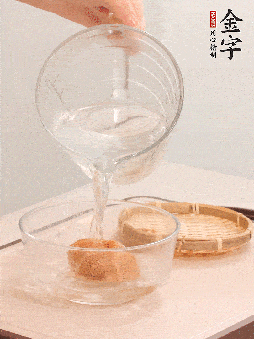 猴頭菇至少泡發(fā)半小時，將浸泡后的黃水?dāng)D干；