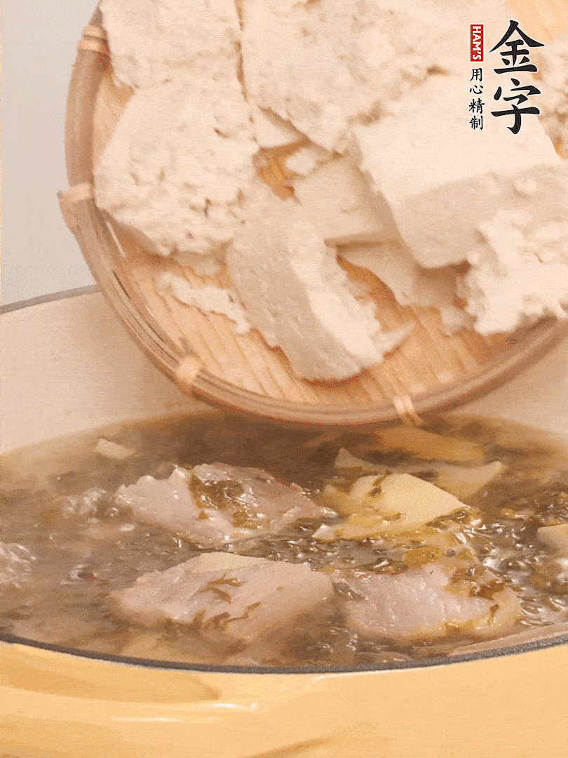 往鍋里加入一倍的水，加豆腐