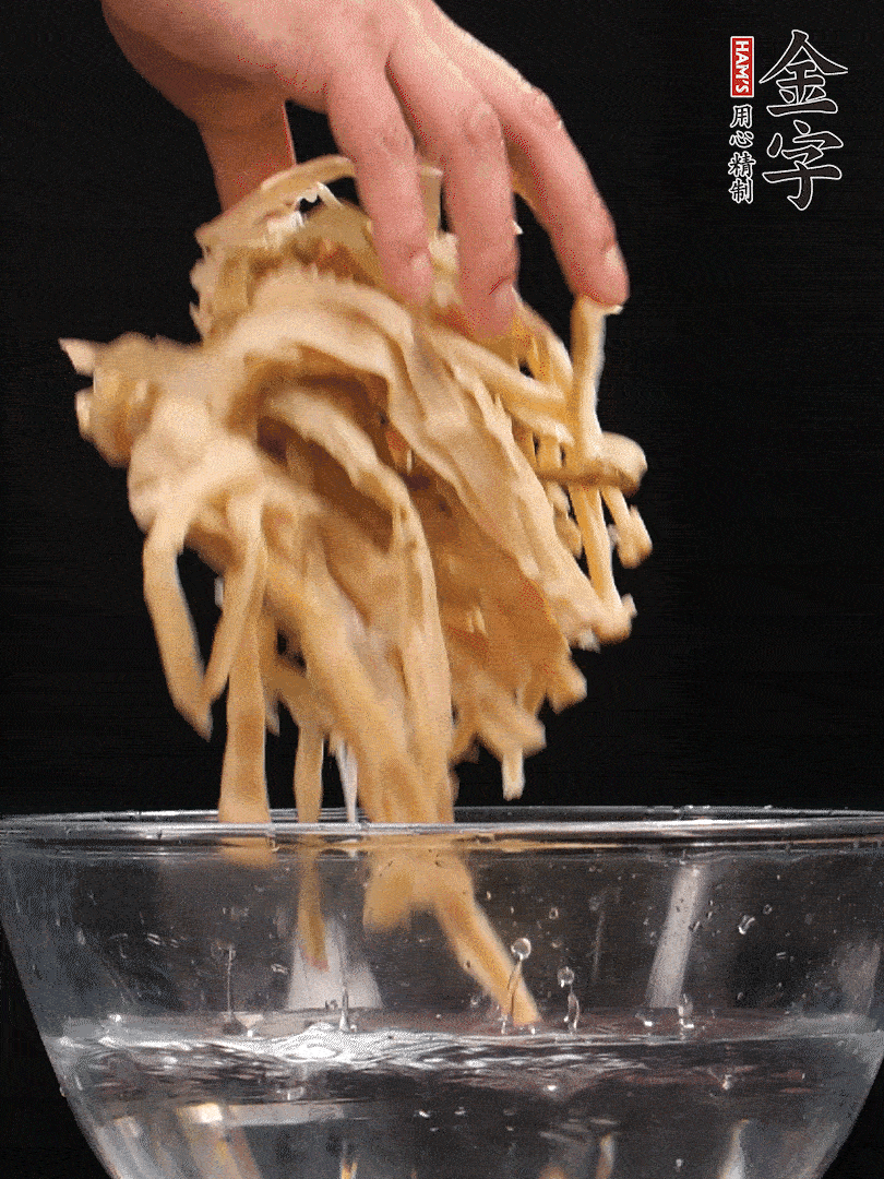 天目山筍干1把，清洗表面鹽分，用手撕成長(zhǎng)條