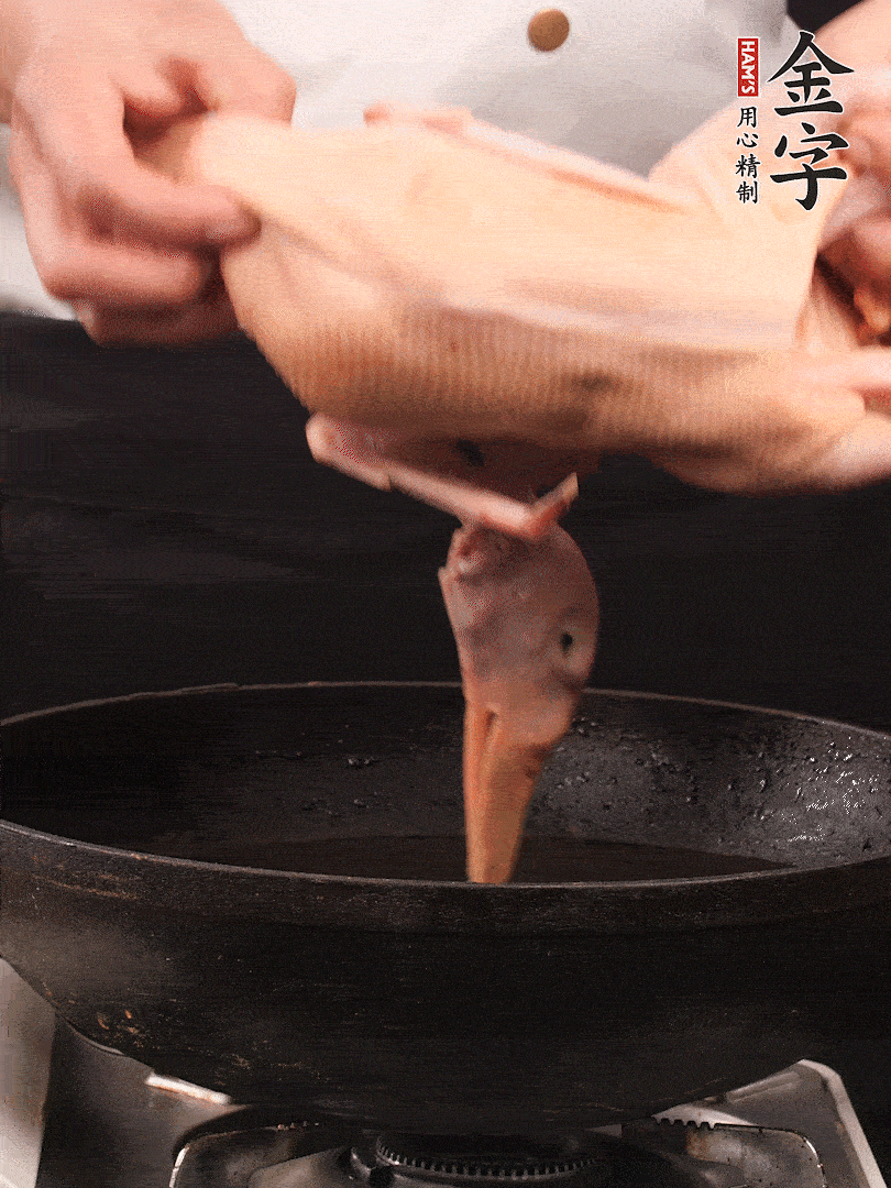 處理干凈的老鴨1只，黃酒小半碗，姜幾片，一起放入冷水，煮沸焯水3分鐘，去除血沫