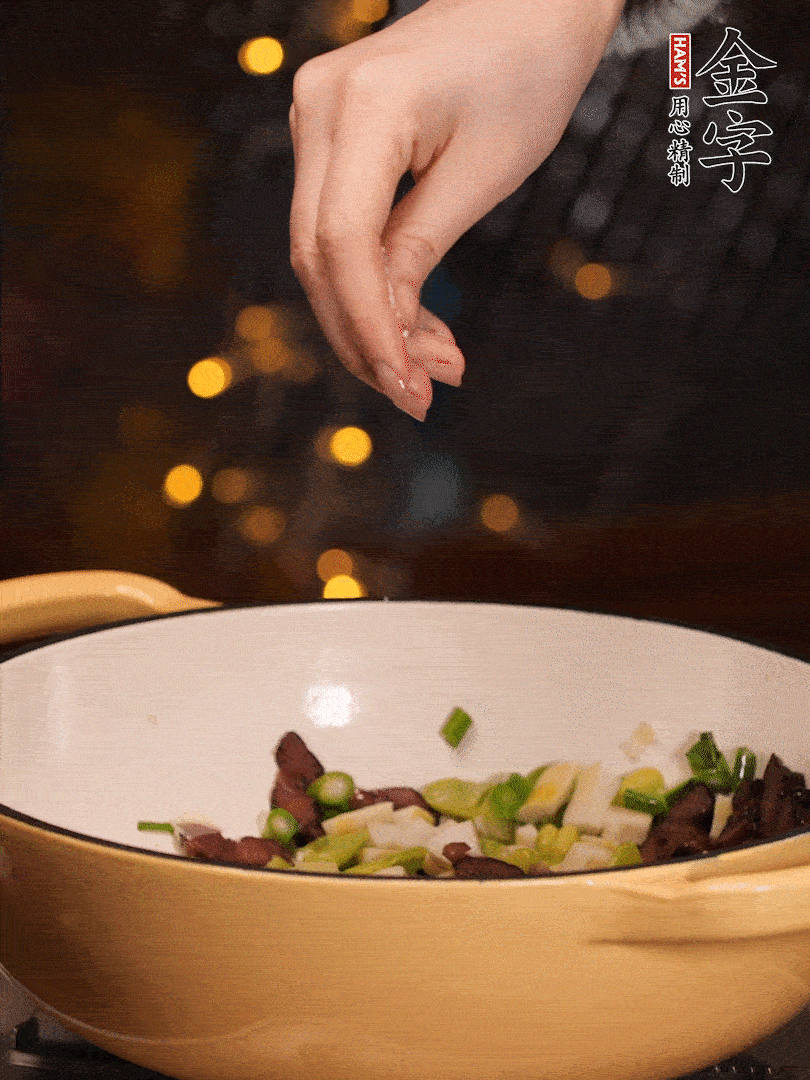 可以加點(diǎn)點(diǎn)水，再加菜苔，加點(diǎn)鹽、味精調(diào)味
