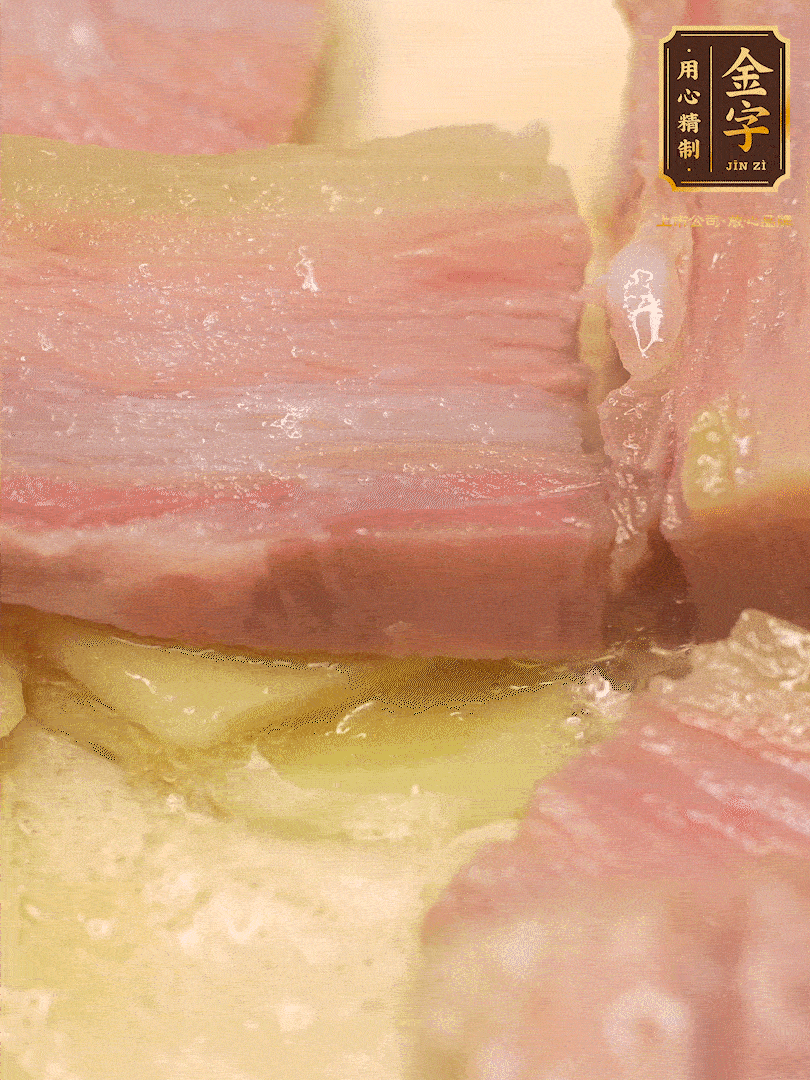 鍋內(nèi)熱油放點(diǎn)姜絲，煸香咸肉
