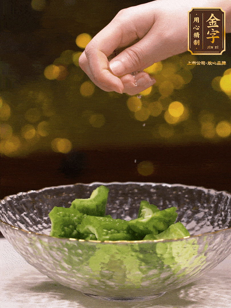 處理好的苦瓜切段（5cm），加點鹽鹽腌一下，去除一下苦味