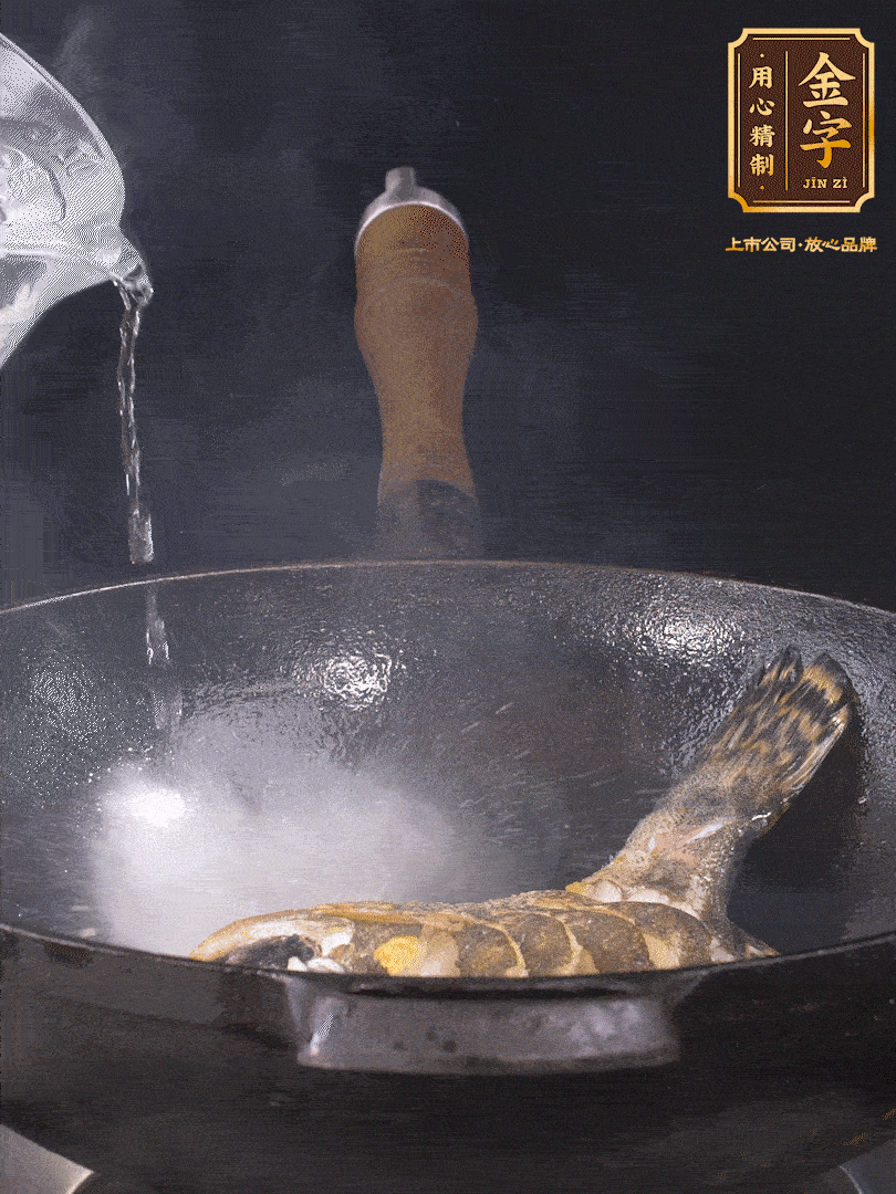 倒入適量食用油，待鍋燒熱后下桂魚煎大約2-3分鐘至兩面金黃（一定要煎透，這樣做出來的湯才會比較奶白色）