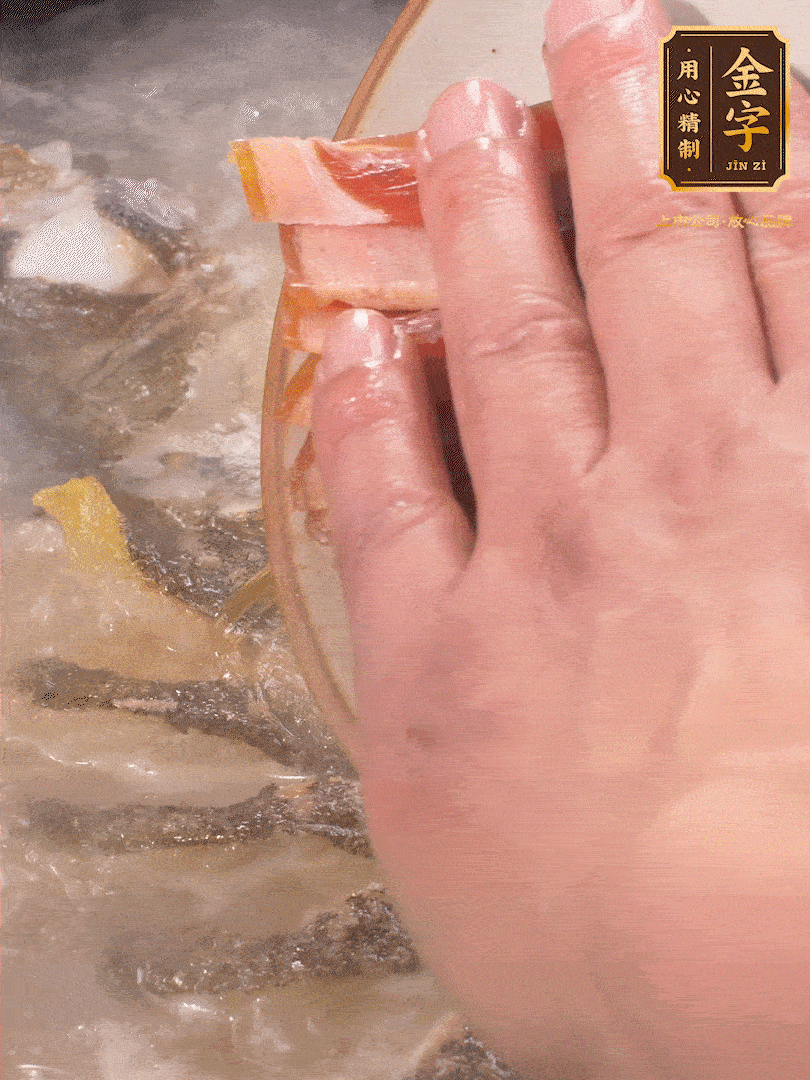 將煎好的魚，倒入三大碗開水。大火煮開后放入1個蔥結(jié)、2片姜片和1勺料酒和火腿片