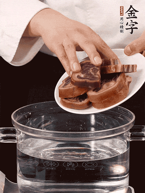 準(zhǔn)備食材。做金銀蹄有2個關(guān)鍵點：食材上火腿當(dāng)然得選足年發(fā)酵的金字火腿，新鮮豬爪最好選前腳、大小適宜的。