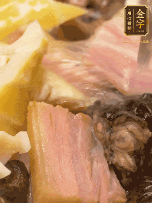 倒入滾燙的熱水，燉煮20分鐘，湯濃汁白