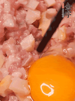 豬肉末、咸肉丁，分次加蔥姜水，一勺糖、一丟白胡椒，春筍丁，打入一個(gè)雞蛋
