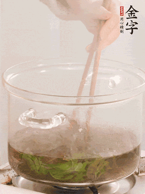 香椿焯水，變色后撈出，切成小段