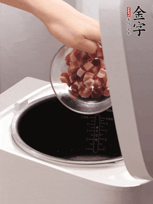 鍋中倒入豬油，油熱后炒熟上海青，給倒少許鹽調(diào)味