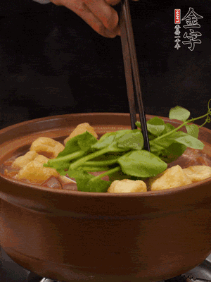 加筒骨煲的經(jīng)典配菜：金字土香腸、油豆腐、千張蓋上蓋子燜一會兒，耐心等候10分鐘。