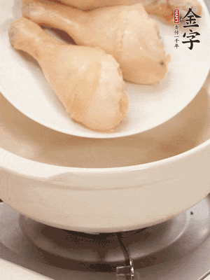 雞腿、火腿、干貝、蒜頭放入砂鍋內(nèi)燉1小時