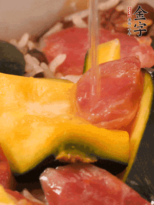 倒入溫開水，水量高出米面一個指節(jié)。