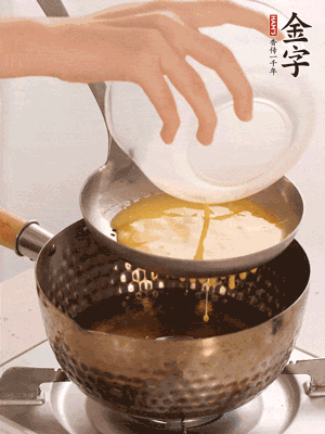 雞蛋過篩子倒入油鍋炸成蛋酥，瀝干油。