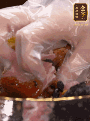 排骨洗凈后（蠔油、生抽、老抽、鹽、糖、淀粉、豆豉、蒜蓉、姜絲）腌制30分鐘