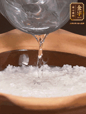 砂鍋底部刷一層油，加入大米和開水，水高1cm,大火燒開后轉(zhuǎn)中火煲5分鐘，到水微收干