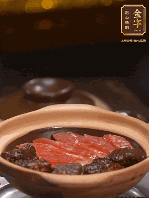 鋪上臘腸和排骨，鍋邊淋一圈油，小火煲10分鐘