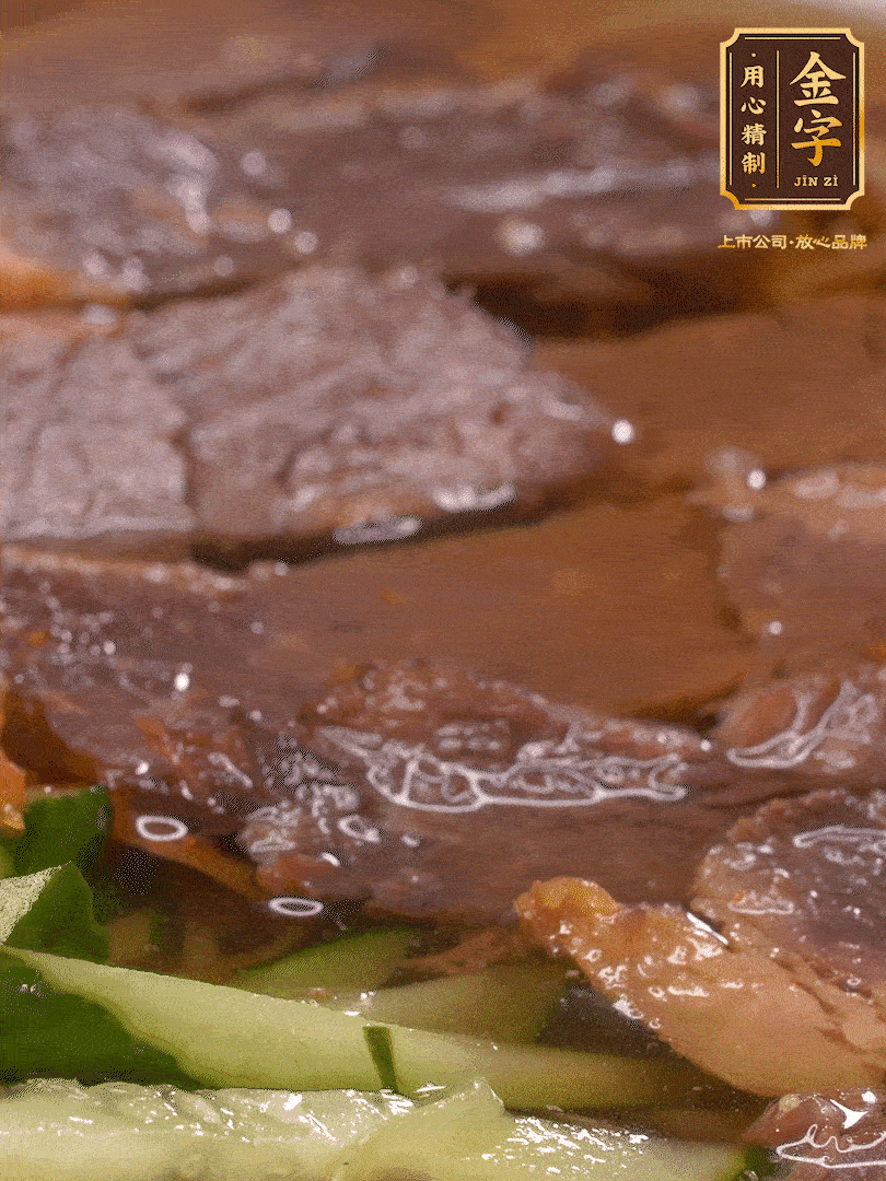 養(yǎng)麥冷面，涼水中清洗浸泡5分鐘，沸水中煮3分鐘，涼水漂洗沖涼