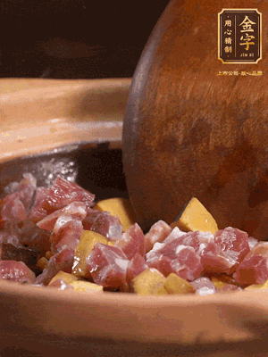 熱油下蒜片，倒入香腸丁、牛肝菌丁翻炒出香味